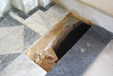 Cámara oculta graves detectadas en una iglesia Hidden tomb discovered under church