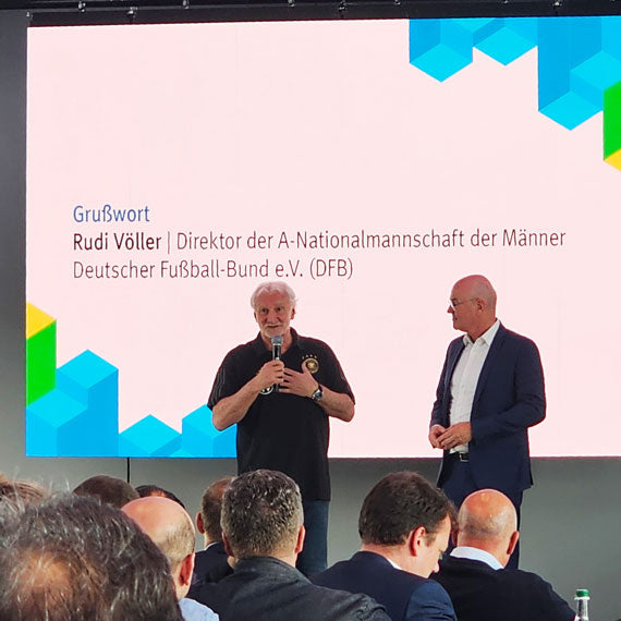 Futbol efsanesi Rudi Völler Thüringen'de iş adamlarını motive ediyor